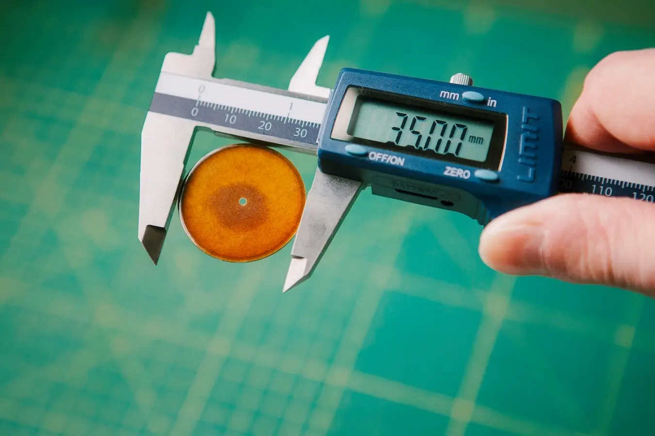 Wywiad z Bartkiem Mejorem o fascynacji porcelaną, jej podwójnej naturze i tworzeniu porcelanowych tarcz zegarków