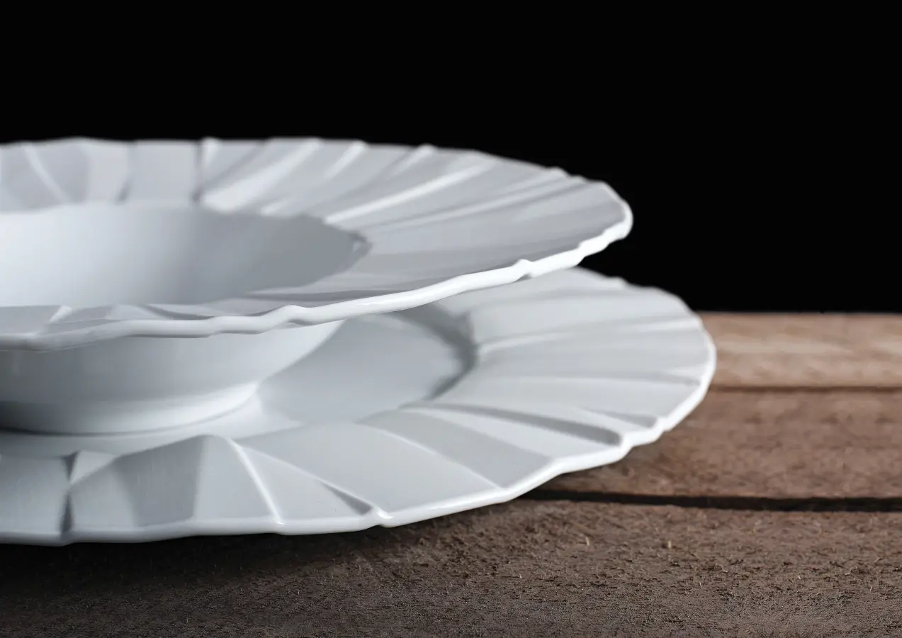 Wywiad z Bartkiem Mejorem o fascynacji porcelaną, jej podwójnej naturze i tworzeniu porcelanowych tarcz zegarków