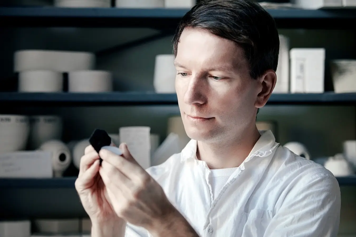 Wywiad z Bartkiem Mejorem o fascynacji porcelaną, jej podwójnej naturze i tworzeniu porcelanowych tarcz zegarków