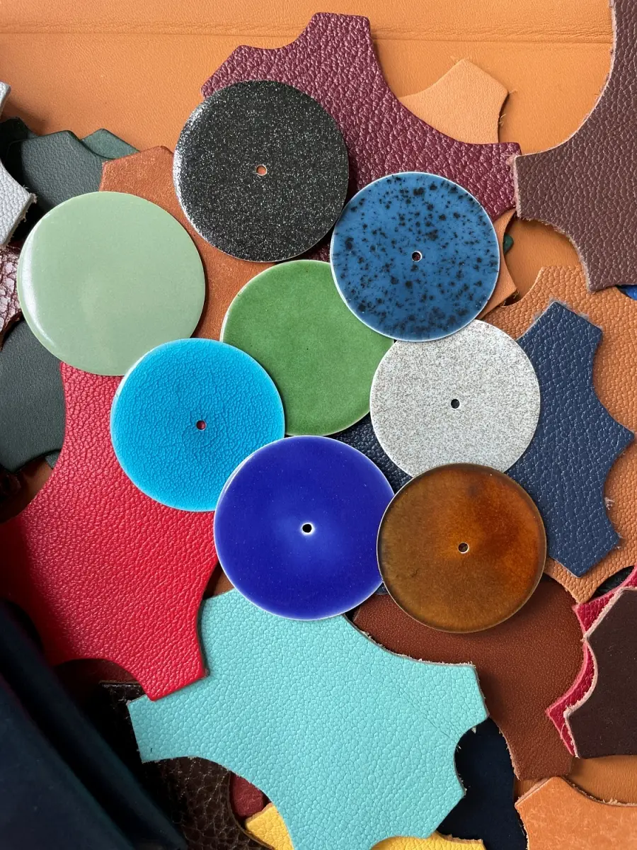 Wywiad z Bartkiem Mejorem o fascynacji porcelaną, jej podwójnej naturze i tworzeniu porcelanowych tarcz zegarków