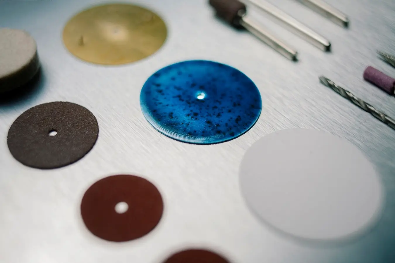 Wywiad z Bartkiem Mejorem o fascynacji porcelaną, jej podwójnej naturze i tworzeniu porcelanowych tarcz zegarków