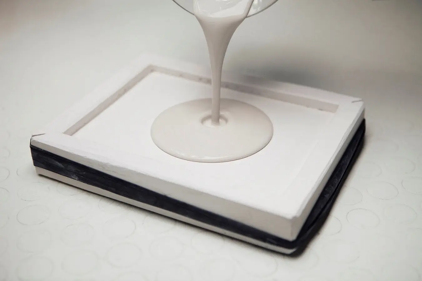 Wywiad z Bartkiem Mejorem o fascynacji porcelaną, jej podwójnej naturze i tworzeniu porcelanowych tarcz zegarków