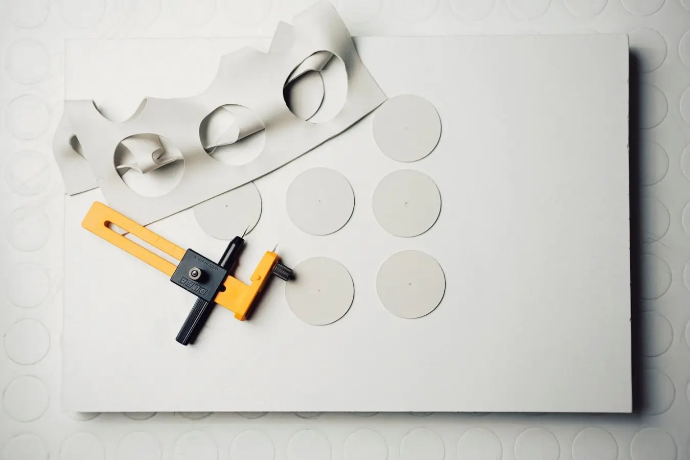 Wywiad z Bartkiem Mejorem o fascynacji porcelaną, jej podwójnej naturze i tworzeniu porcelanowych tarcz zegarków