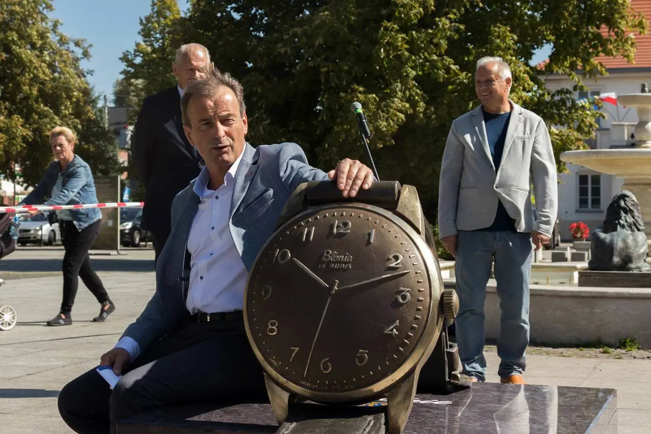 Na błońskim rynku odsłonięto unikatową ławeczkę z… zegarkiem!
