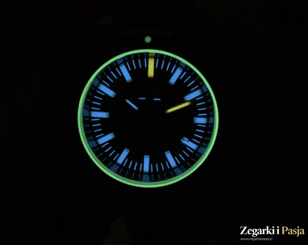 Przykład podświetlenia tarczy zegarka z systemem trigalight