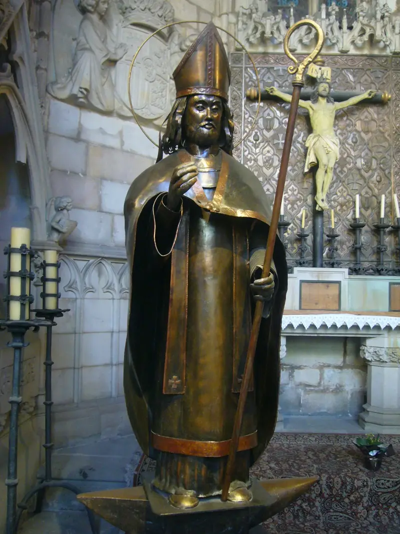  Statua świętego Eligiusza w katedrze w Barcelonie