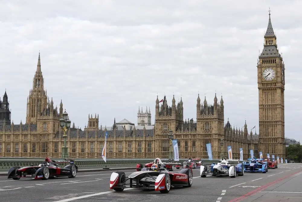 The_all-electric_Formula_E_cars_race_on_Westminster_Bridge The_all-electric_Formula_E_cars_race_on_Westminster_Bridge