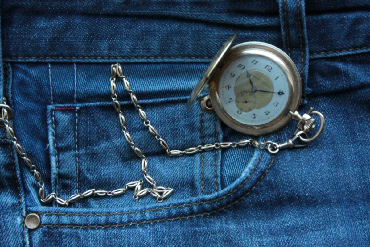 Mała kieszonka dżinsów i zegarek