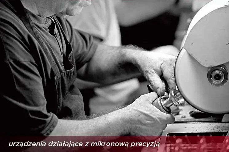  W jednym z materiałów informacyjnych doskonale światowo rozpoznawalnej marki, znalazło się zdjęcie osoby polerującej ręcznie kopertę zegarkową i podpis… „…mikronową precyzję”.