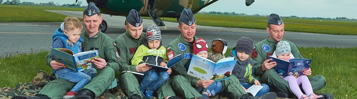 Czytanie męska rzecz - Piloci czytają dzieciom z Glycine