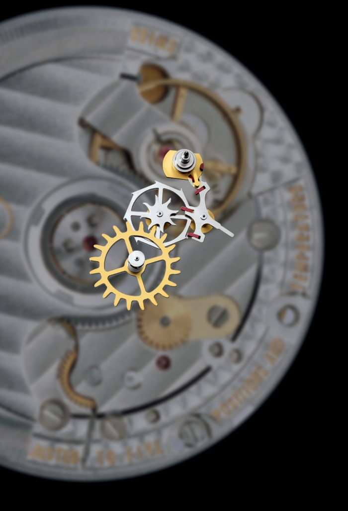 1999 - Seryjna produkcja zegarków z niskostratnym wychwytem Co-Axial