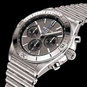 Instagram - Teraz po 40-stu latach od premiery marka zaprezentowała nową tytanową wersję tego zegarka - Breitling Chronomat B01 42
