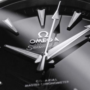 Instagram - Marka Omega postanowiła sięgnąć po ten prosty, ale jednocześnie elegancki kolor w swojej najnowszej kolekcji Seamaster Aqua...