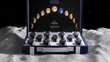 Aukcja Omegi: 11 walizek z zegarkami MoonSwatch Moonshine Gold
