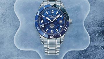 Tekstura lodowcowych powierzchni w zegarku. Montblanc 1858 Iced Sea Automatic Date