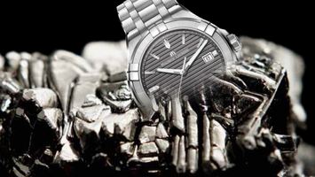 Koperty zegarków z metali popularnych. Tytan versus stal szlachetna