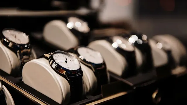 Czy określenia replika i podróbka zegarka oznaczają to samo?