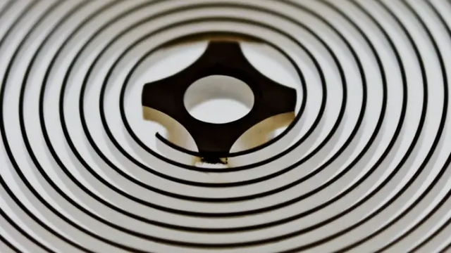 1930 - Sprężyna balansu ze stopu metalu zawierającego beryl