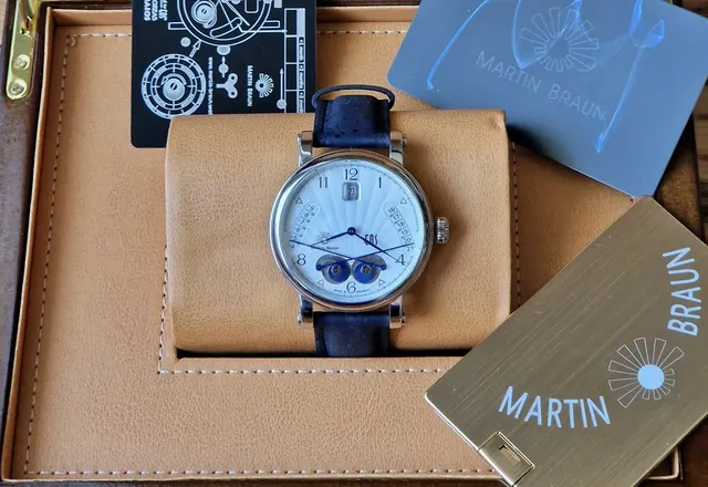 Wschód i zachód słońca na tarczy zegarka. Martin Braun EOS 42 (zdjęcia live)