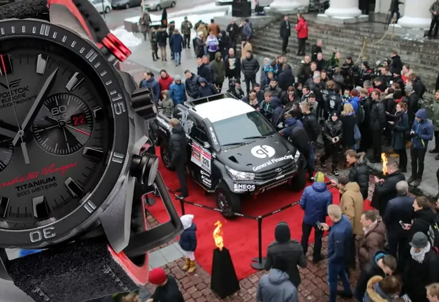 Zegarki na nadgarstkach, rajdówka na rynku w Wilnie. Vostok Europe rozpoczyna Rajd Dakar 2017